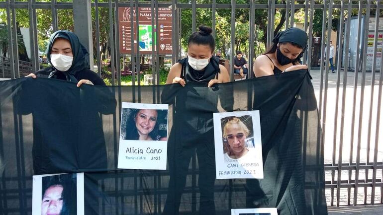 Lanzamiento de la Marcha contra todo tipo de violencia contra la mujer frene al Palacio de Justicia.