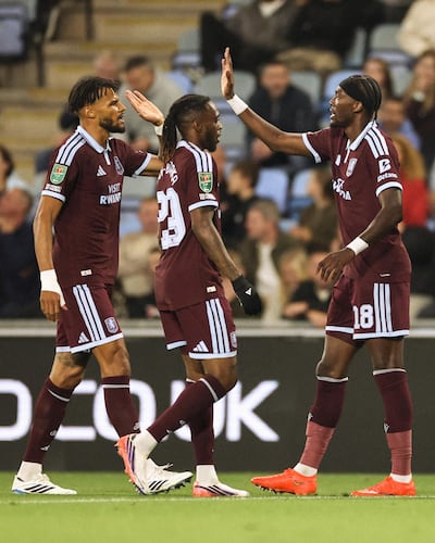 Celebración de los jugadores del Aston Villa tras el triunfo a a domicilio al Coventry City.