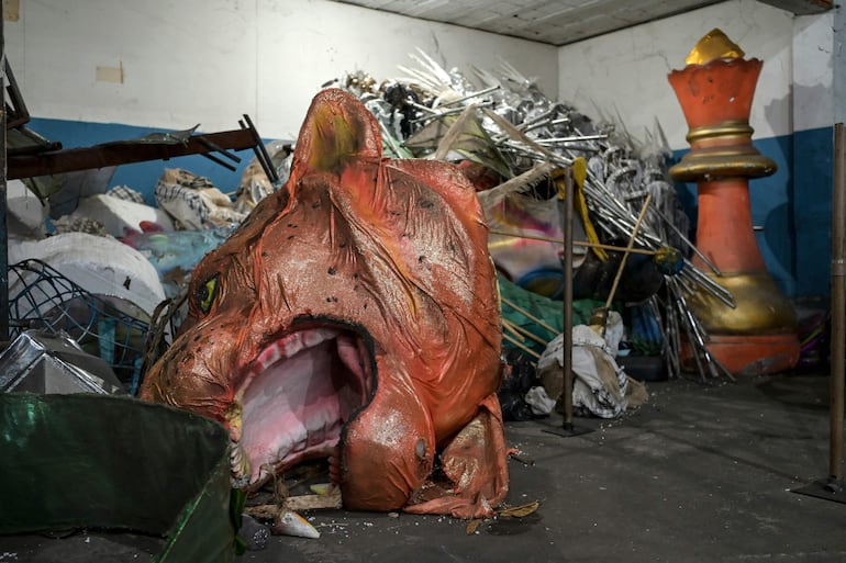 Se observan piezas de una carroza en el área de ensayo de la escuela de samba Caprichosos de Pilares, en el barrio de Pilares, en la zona norte de Río de Janeiro, Brasil, el 10 de febrero de 2026.
