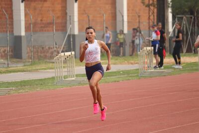 La velocista Montserrath Noemí Gauto Gavilán (29/12/2006) se consagró en los 400 metros planos y batió récord nacional en la pista. Foto: @FPAOficial