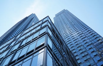 La consultora lo resume así: la gente no rechaza la oficina; rechaza malas experiencias y malas ubicaciones.