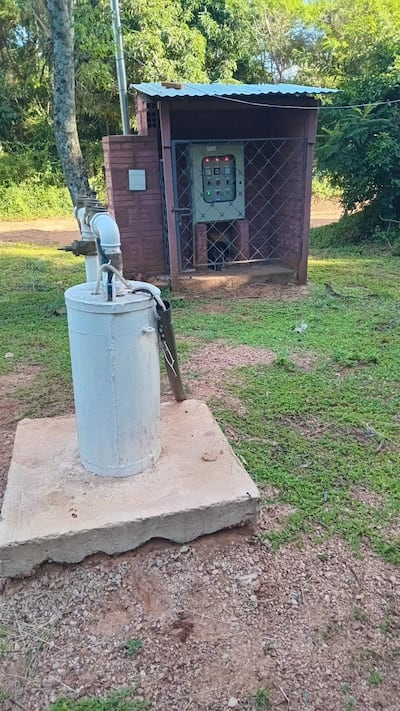 Esta es la Junta de Saneamiento que distribuye agua potable a la comunidad indígena de Tarumandymi (cerca de la ruta Luque - San Bernardino) pero que se encuentra con el motor del tanque averiado.