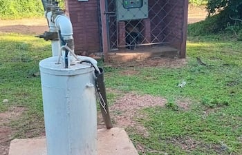 Esta es la Junta de Saneamiento que distribuye agua potable a la comunidad indígena de Tarumandymi (cerca de la ruta Luque - San Bernardino) pero que se encuentra con el motor del tanque averiado.