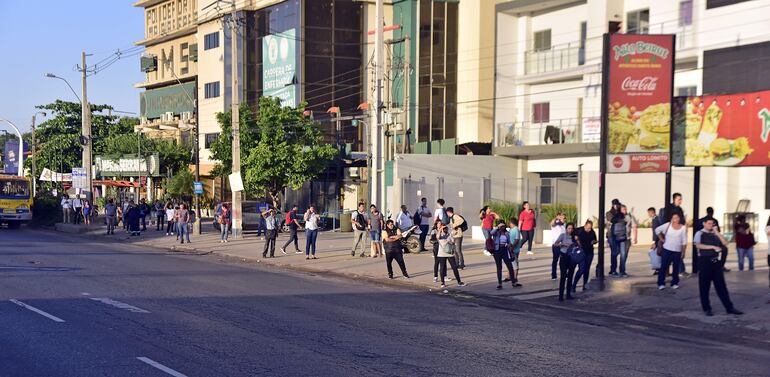 Ucetrama niega que existan reguladas pero en las paradas se aprecian aglomeraciones de pasajeros aguardando colectivos.