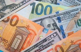 Billetes de dólares y euros.