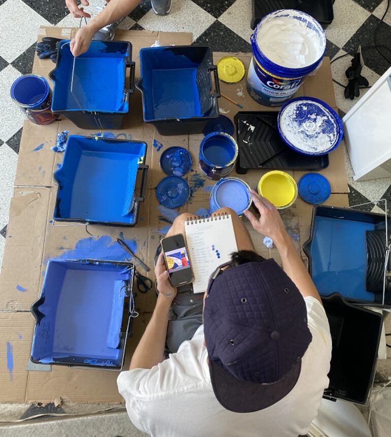 El proceso de selección de colores, previo a plasmar el dibujo en las grandes paredes del centro cultural.
