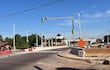 Intersección desierta con barreras de construcción y señalización naranja de zona de obras.