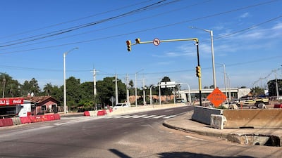 Intersección desierta con barreras de construcción y señalización naranja de zona de obras.