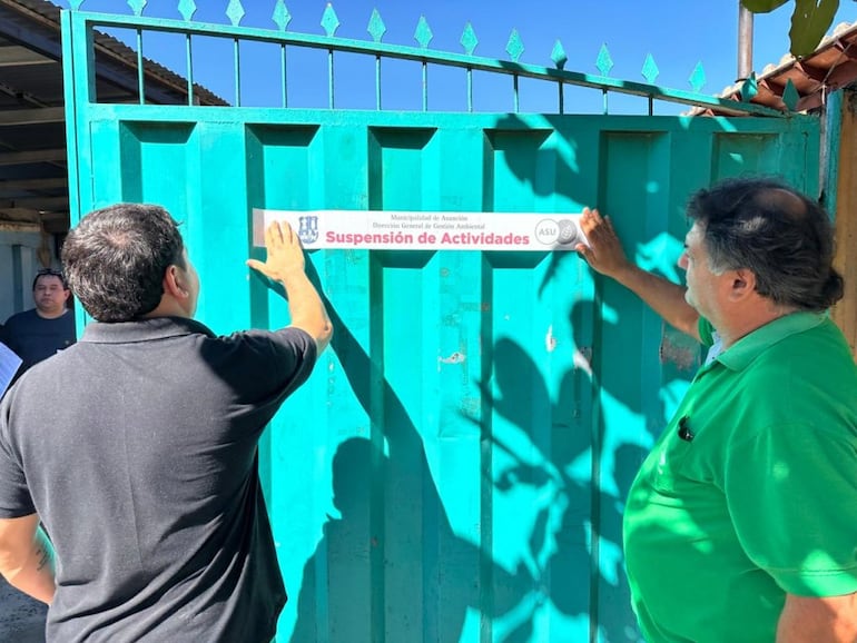 Reciente intervención de la Municipalidad de Asunción en Tablada, contra un establecimiento de venta de menudencias.