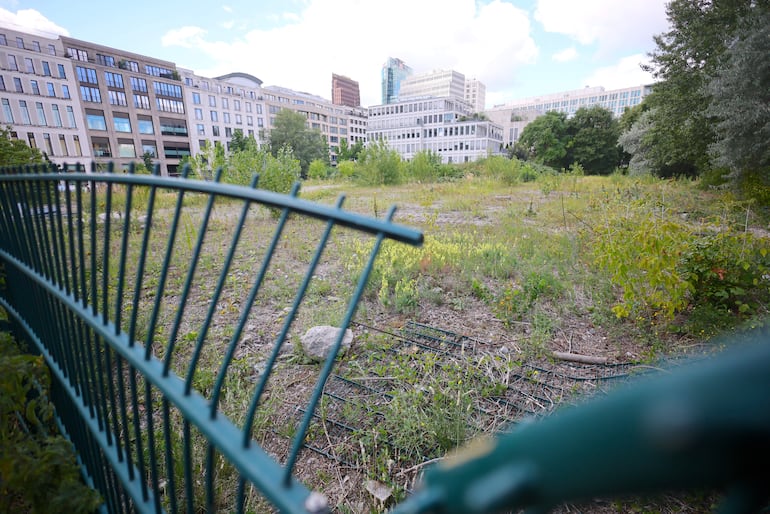 Vista de una propiedad en cuyos terrenos se observan los restos del llamado “Gran Búnker” de la antigua Nueva Cancillería del Reich, en Berlín, Alemania, el 11 de agosto de 2026.