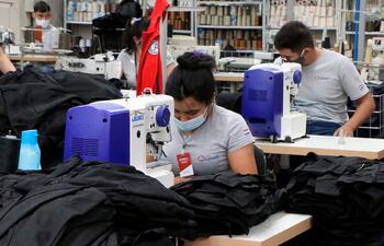 Varios empleados en el rubro de maquila en Alto Paraná.