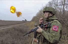 Un soldado ruso en el frente de batalla en Ucrania.