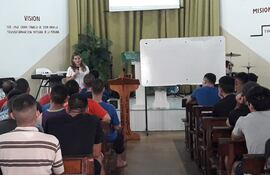 La árbitra Zulma Quiñones dando su charla sobre arbitraje en el fútbol, dentro del programa de formación a los internos.