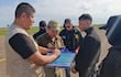 Fotografía cedida por la Policía de Bolivia del uruguayo Sebastián Marset (cd) antes de abordar un avión tras su captura en Santa Cruz (Bolivia).