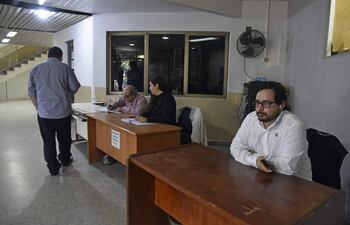 Actualmente existen guardias en las entradas de la Junta Municipal de Asunción, pero los funcionarios entran a marcar y se retiran tranquilamente.