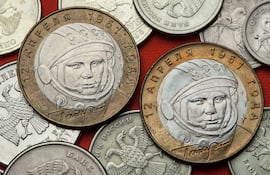 El primer cosmonauta soviético, Yuri Gagarin, aparece representado en una moneda conmemorativa de 10 rublos, en Rusia.