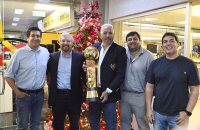 El doctor Víctor Agüero, del departamento jurídico del club Cerro Porteño, en la reciente visita a ABC Color. A su izquierda, Miguel Carrizosa, Juan José Zapag, Juan Carlos Pettengill y Enrique Biedermann.