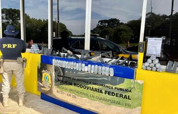 En uno de los procedimientos, agentes de la Policía Rodoviaria Federal (PRF) se incautaron de hachís y armas.