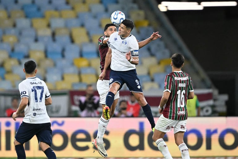 Fluminense's defender #04 Ignacio and Independiente Rivadavia's Paraguayan forward #9 Alex Arce jump for a header during the first leg of the Copa Libertadores round of 16 football match between Brazil's Fluminense and Argentina's Independiente Rivadavia at the Maracana stadium in Rio de Janeiro, Brazil, on August 11, 2026. (Photo by MAURO PIMENTEL / AFP)
