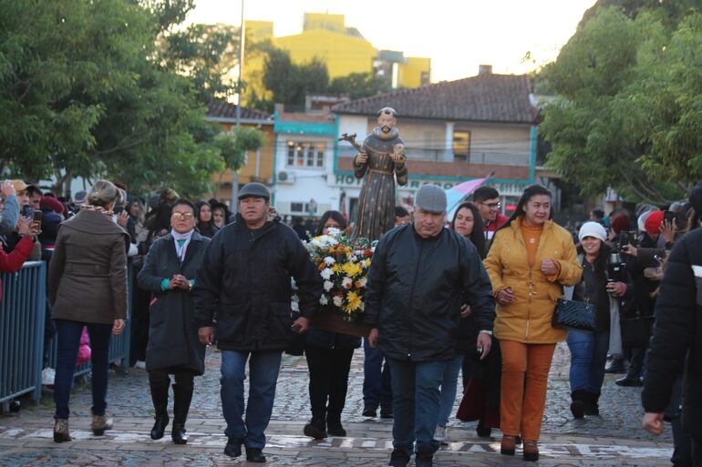 Pobladores de Atyrá avanzan en medio de la multitud con la antigua imagen de San Francisco de Asís en andas.
