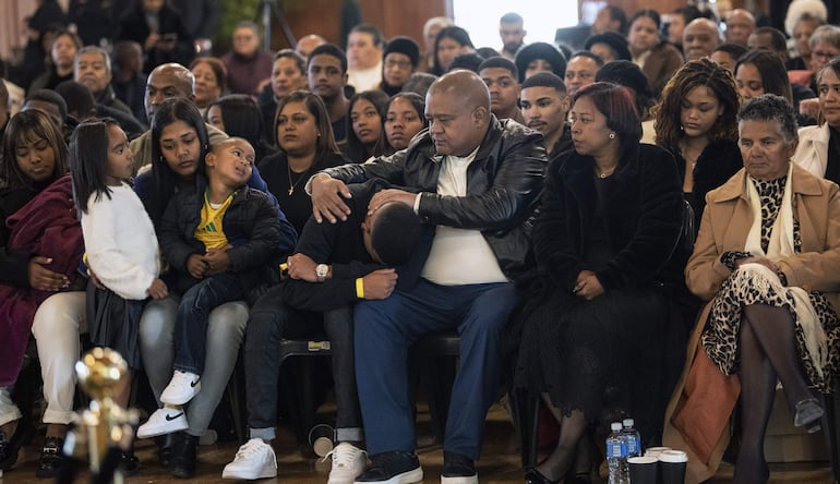 Asistentes acuden al servicio conmemorativo del fallecido centrocampista de los Bafana Bafana, Jayden Adams, en Stellenbosch (Ciudad del Cabo, Sudáfrica), el 16 de julio de 2026. El jugador de la selección nacional de fútbol de Sudáfrica falleció en Ciudad del Cabo el 11 de julio; se está llevando a cabo una investigación policial para determinar las circunstancias de su muerte.