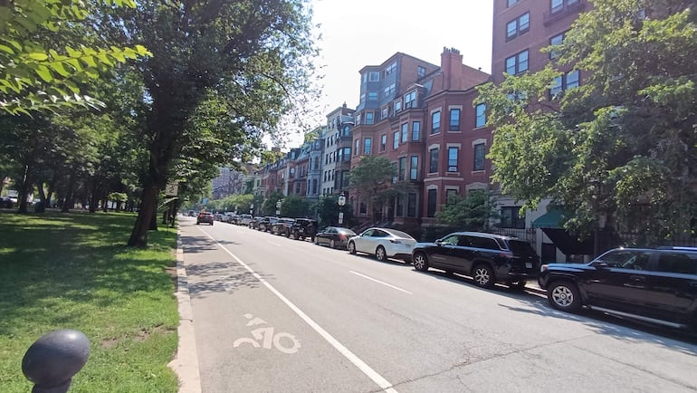 Un vecindario tranquilo sobre la avenida Commonwealth en el distrito de Back Bay en Boston.