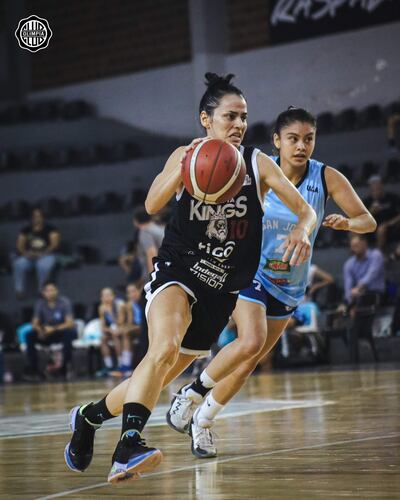 La experimentada olimpista Johanna Ghiringhelli avanza
en el juego que le ganaron a Deportivo San José, el sábado.