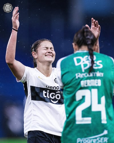 La delantera franjeada Luján Ortiz celebra tras anotar el tanto que le dio a Olimpia el pase a las semifinales de la Copa Libertadores Femenina, tras derrotar al Deportivo Cali. (Foto: @ClubOlimpiaFeme)