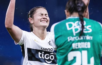 La delantera franjeada Luján Ortiz celebra tras anotar el tanto que le dio a Olimpia el pase a las semifinales de la Copa Libertadores Femenina, tras derrotar al Deportivo Cali. (Foto: @ClubOlimpiaFeme)