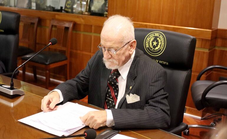 Dr. César Garay Zuccolillo.