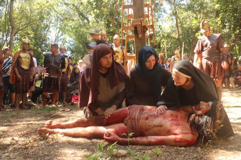 Cien actores y 5.000 visitantes dieron vida al impactante vía crucis en Atyrá