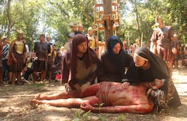 La madre de Jesús, con el alma herida y el corazón en silencio, contempla a su hijo sin vida, sosteniendo en su dolor un amor infinito que trasciende la muerte.