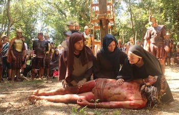 La madre de Jesús, con el alma herida y el corazón en silencio, contempla a su hijo sin vida, sosteniendo en su dolor un amor infinito que trasciende la muerte.