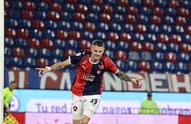 El delantero de Cerro Porteño, Pablo Vegetti celebra el tanto ganador frente a Rubio Ñu, en el duelo por la undécima ronda del torneo Clausura 2026.