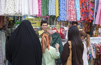 Un grupo de mujeres realiza compras en la plaza Tajrish, en el norte de Teherán, sin cubrirse el cabello con el velo islámico. Cuando se cumplen cuatro años desde la muerte de Mahsa Amini tras ser detenida por no llevar bien puesto el velo islámico, en las calles de Teherán se vive una relajación de las restricciones de vestimenta probablemente no vista desde la llegada de la República Islámica, una situación que ha provocado críticas por los sectores ultraconservadores del país persa. EFE/Jaime León