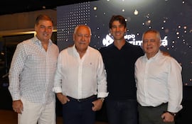 Sergio Prendone acompañado por Ernesto y Francisco Gómez junto con Luis Alvarenga.