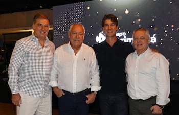 Sergio Prendone acompañado por Ernesto y Francisco Gómez junto con Luis Alvarenga.