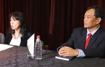 En el centro, la directora general del INTN, Ing. Lira Giménez, durante la rueda de prensa sobre el evento internacional de metrología que será la próxima semana en Asunción.