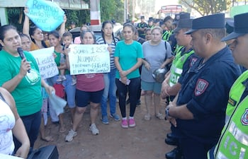 Entre forcejeos los padres lograron manifestarse e incluso marcharon manera simbólica por la Avda. Las Residentes.