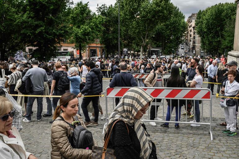 Una multitud reunida este domingo fuera de la basílica Santa María la Mayor.
