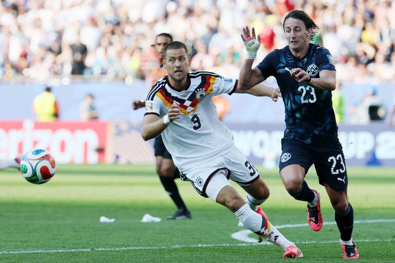 El defensa de Alemania Waldemar Anton y el centrocampista de Paraguay Matías Galarza luchan por el balón durante el partido de fútbol de los dieciseisavos de final de la Copa del Mundo 2026 entre Alemania y Paraguay en el Boston Stadium en Foxborough.