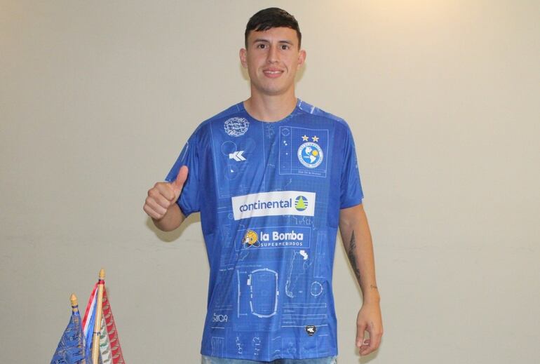 El paraguayo Ronald Roa después de firmar contrato con Sol de América.