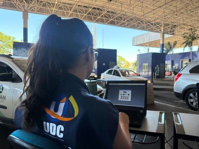 Una estudiante monitorea el flujo de vehículos en la cabecera del Puente de la Amistad.