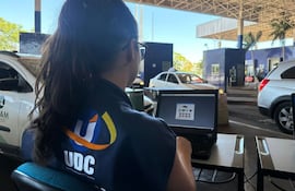 Una estudiante monitorea el flujo de vehículos en la cabecera del Puente de la Amistad.