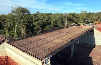 Obreros trabajan en un puente en el departamento de Caaguazú, parte de la “ruta de la banana”.