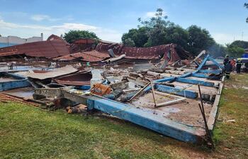 El tinglado del polideportivo del club 8 de Diciembre se desplomó por completo y ocasionó la muerte de un niño de 11 años de edad.
