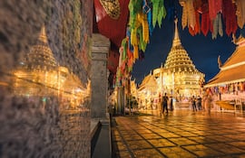 Pagoda dorada en el templo Wat Phra That Doi Suthep, Chiang Mai, Tailandia.