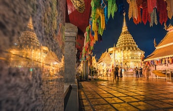 Pagoda dorada en el templo Wat Phra That Doi Suthep, Chiang Mai, Tailandia.