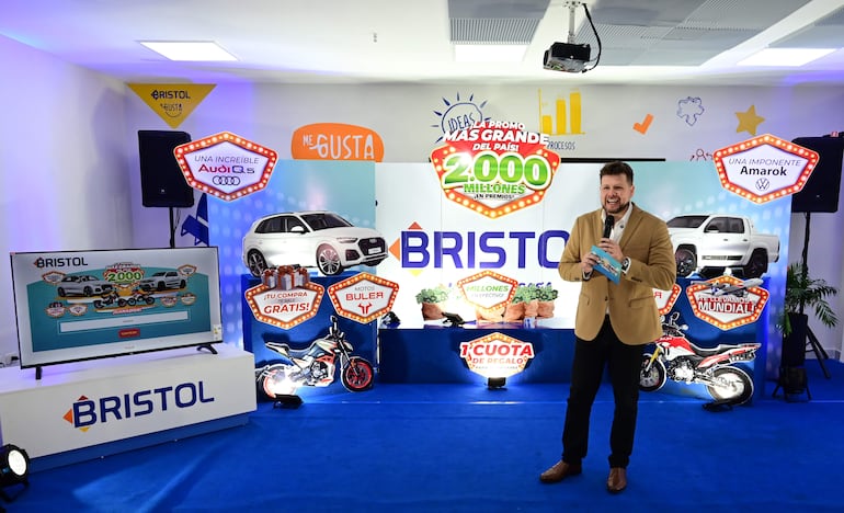 Diego Chamorro, gerente de Marketing de Bristol, durante el sorteo de la camioneta VW Amarok 0km.