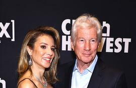 Alejandra Gere y Richard Gere llegando elegantes a la 2024 City Harvest Gala en Cipriani, New York.